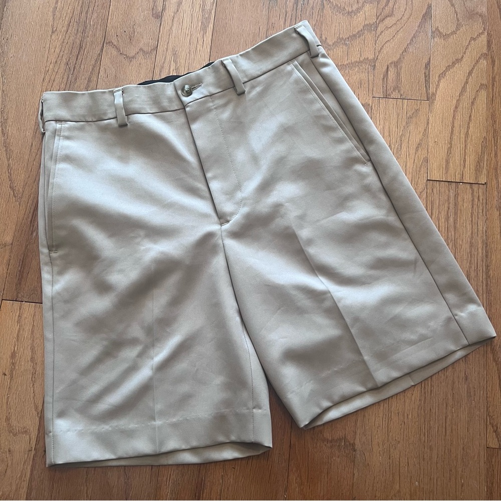 Roundtree & Yorke Travel Smart Beige Flat Front Men's Shorts Size 30